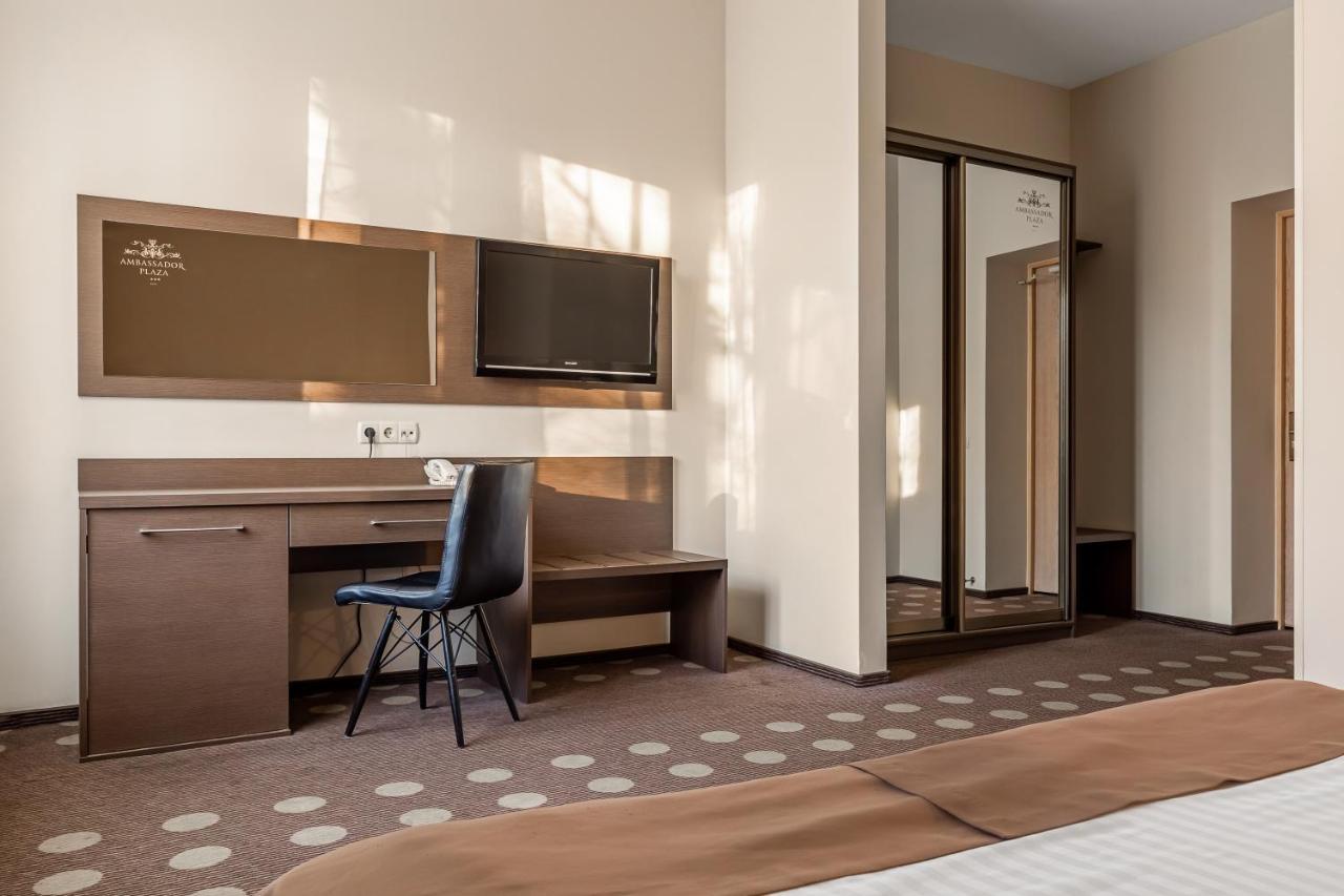 Hotel Ambassador Plaza