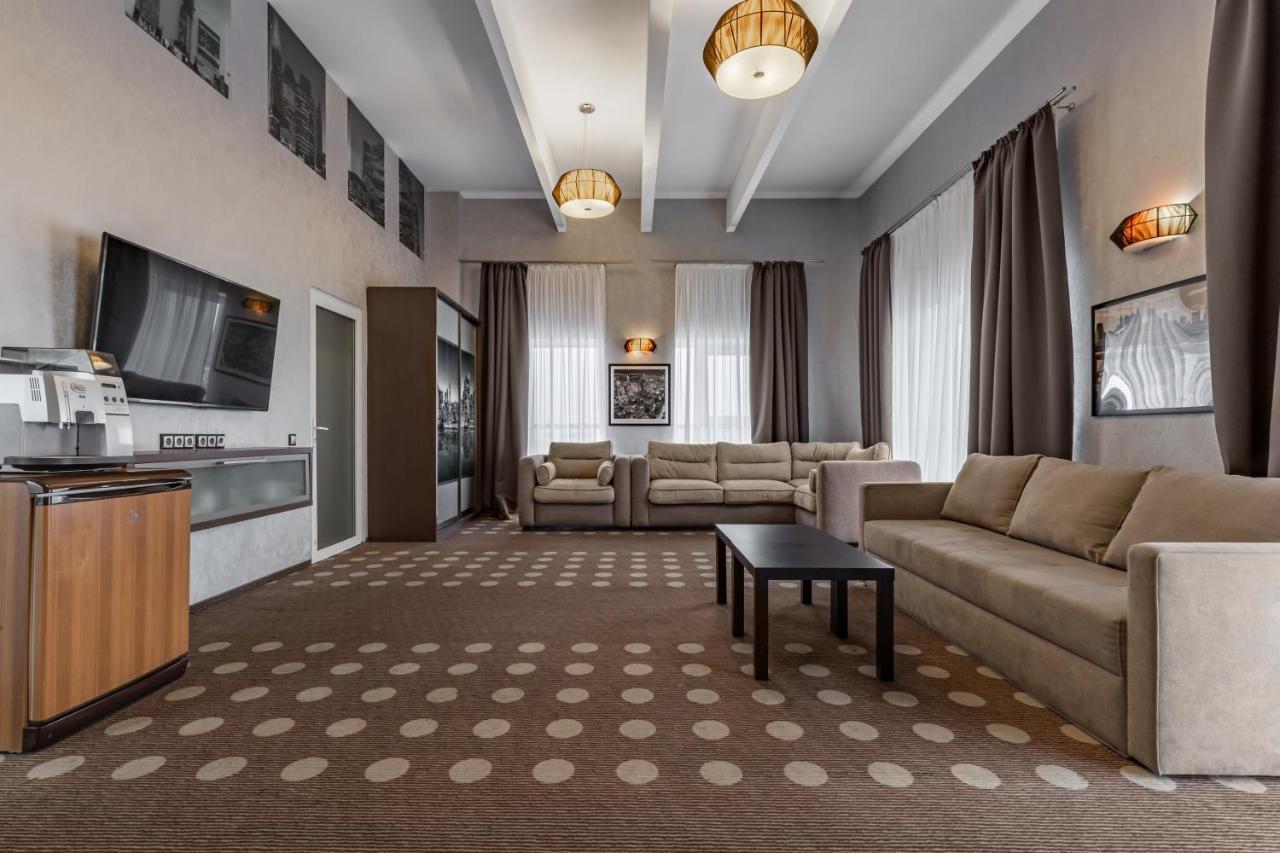 Ambassador Plaza Hotel