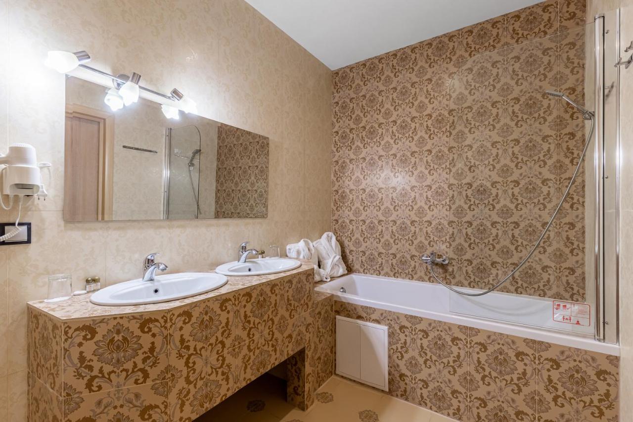 Ambassador Plaza Hotel 3*