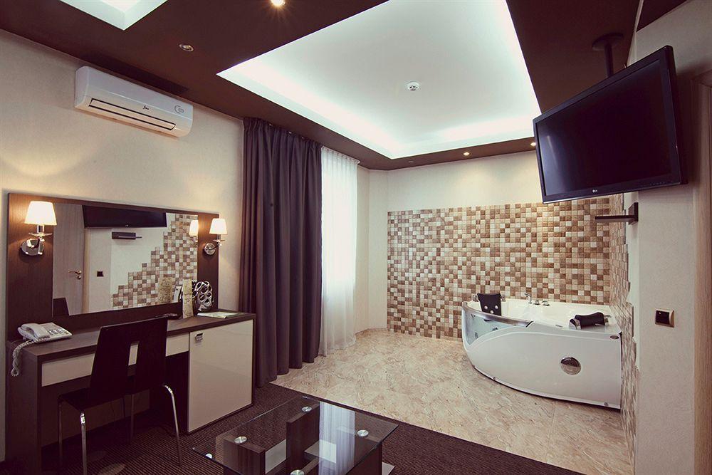 Ambassador Plaza 3*