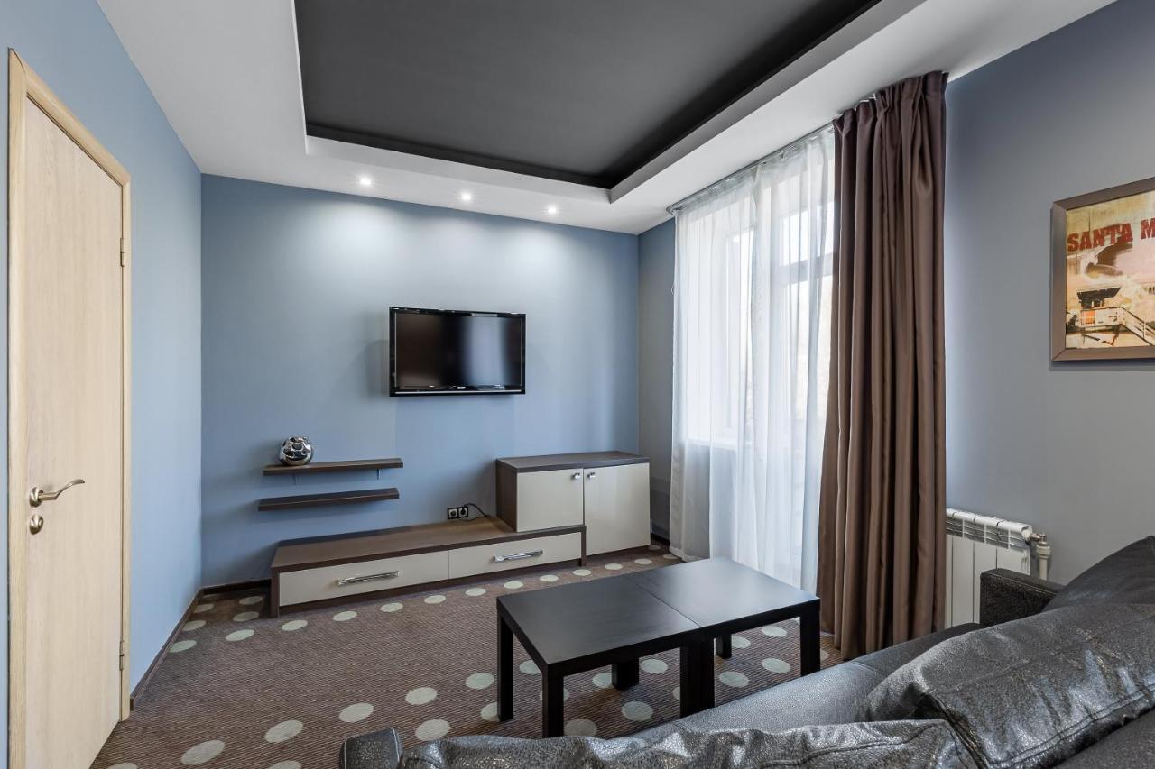 Ambassador Plaza מלון 3*