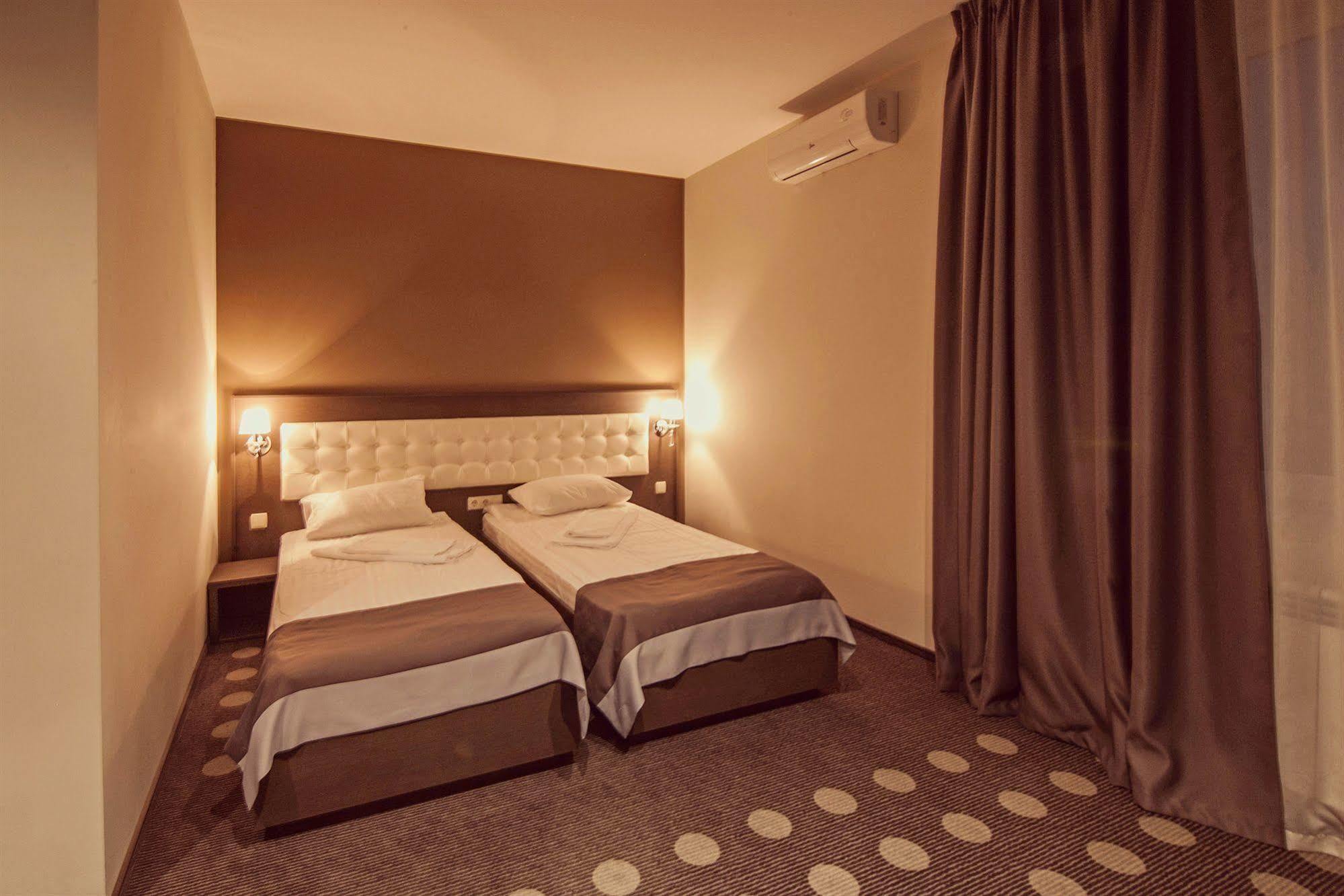 Ambassador Plaza מלון 3*