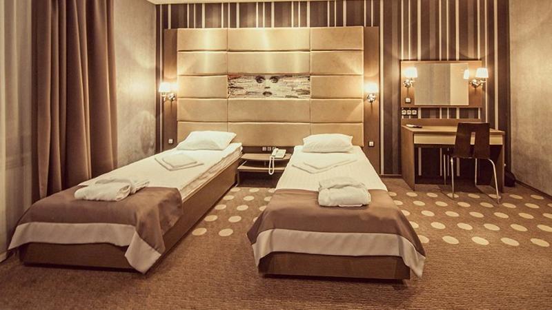 מלון Ambassador Plaza 3*